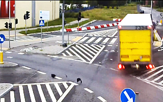 Tir staranował znaki drogowe i sygnalizację w Olsztynie. Zobacz nagranie z monitoringu